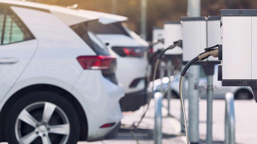 Een op de twee wil naar hybride of elektrisch rijden