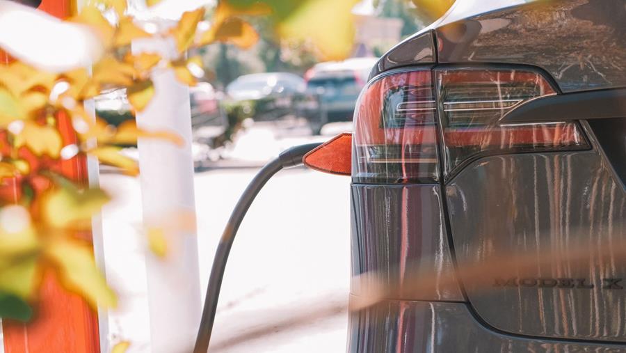 Une voiture électrique à l'arrêt consomme jusqu'à 600 euros par an