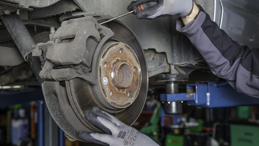Een auto herkeuren kan straks ook in de garage