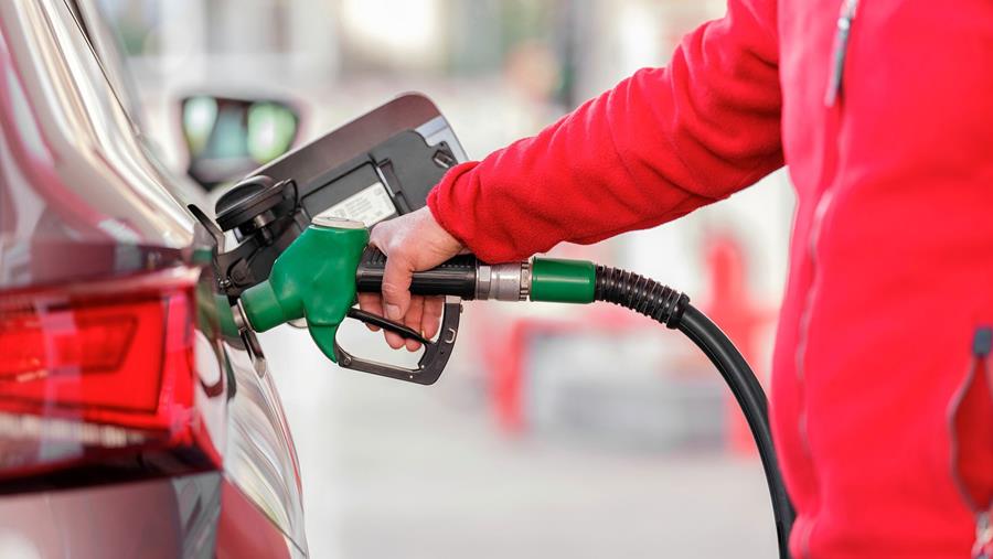 Een op zes Vlamingen rijdt ten minste halfuur om voor goedkope(re) benzine