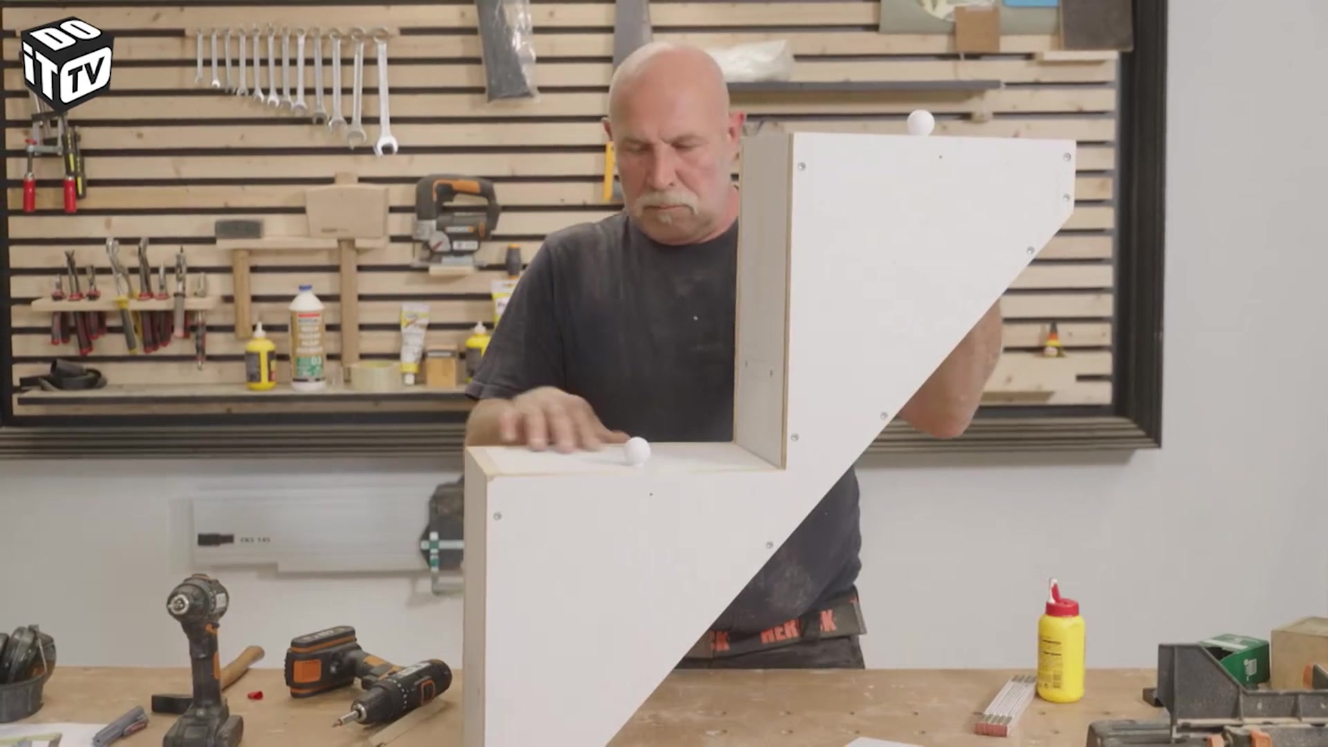 Bureau et lit en un: connecter les éléments (partie 1)